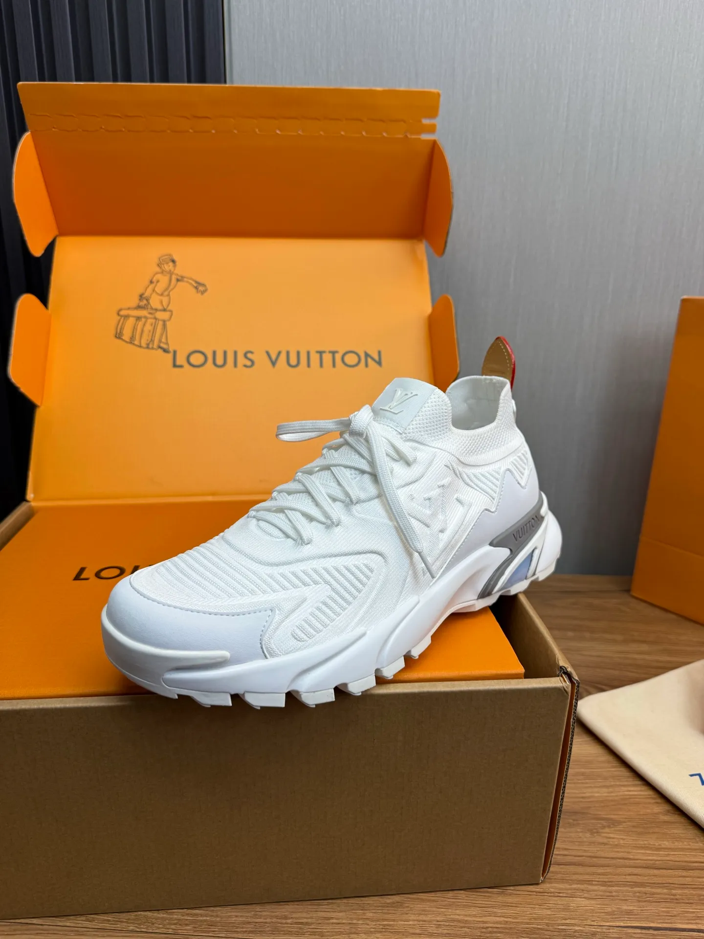 Men's Men's Shoes 580💰 🌈LV | Louis Vuitton 2025 LV Louis Vuitton L House Donkey Brand Latest Olympia Series Couple Style Silver Horn King Casual Sports Shoes Running Shoes This LV Olympia sports shoe combines mesh fabric and metallic synthetic leather and other technical fabrics to reinterpret the classic running shoe design with a neat and simple design. Lightweight EVA outsole provides a stretchy fit. Rich details such as Monogram embossing and LV letters establish recognition. Exquisite packaging at the delivery counter 🛍📦 ▪️Fabric: original imported technical fabric + mesh ▪️Inner lining: original customized breathable mesh ▪️Sole: original molded rubber foam material ▪️Sole thickness: 3.5CM ▪️Size: 38-44 yards